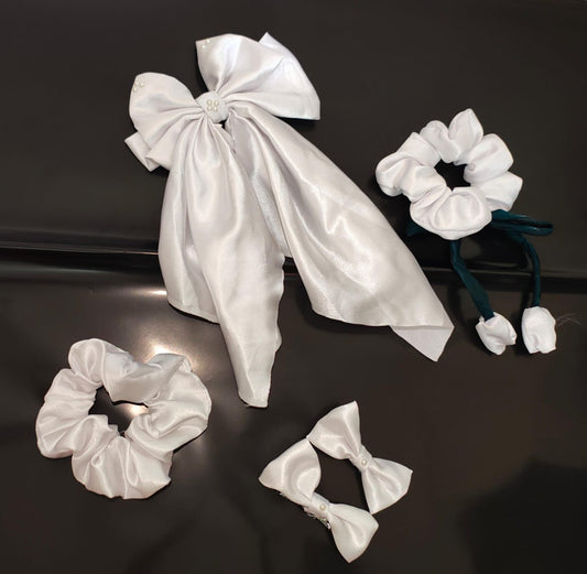 What's Inside?❤️
🎀Long Tail Bow - Stylish & elegant
🌷Tulip Scrunchie - Soft & aesthetic
☁️One Fluffy Scrunchie - Gentle on hair
🎀Two Cute Bow Clips - Hair ka cherry on top🍒