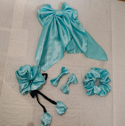 What's Inside?❤️
🎀Long Tail Bow - Stylish & elegant
🌷Tulip Scrunchie - Soft & aesthetic
☁️One Fluffy Scrunchie - Gentle on hair
🎀Two Cute Bow Clips - Hair ka cherry on top🍒